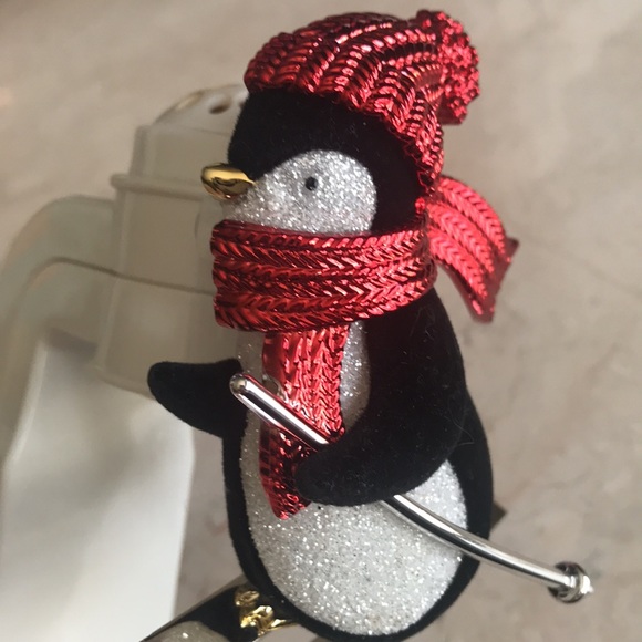 Bath and Bodywork’s Wallflowers fragrance plug in penguin skiing light holiday - Picture 2 of 10